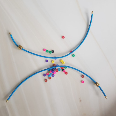 DÂY PHỐI VÒNG TAY MÀU XANH DƯƠNG DẺO CO GIÃN CÓ 2 KHOEN VÀNG  NỮ PHỐI VỚI HẠT LU ĐÁ TỰ NHIÊN CÁC LOẠI VÀO LÀM VÒNG ĐEO TAY KIỂU Ạ SIZE DÂY 3MM Ạ  NỮ VỀ ĐỂ HẠT LU VÀO Ở GIỮA RÚT DÂY VÀO 2 LỖ KHOEN VÀNG TRÊN DÂY LÀ ĐEO ĐẸP Ạ