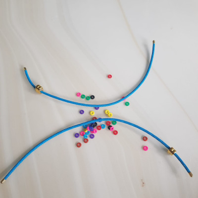 DÂY PHỐI VÒNG TAY MÀU XANH DƯƠNG DẺO CO GIÃN CÓ 2 KHOEN VÀNG  NỮ PHỐI VỚI HẠT LU ĐÁ TỰ NHIÊN CÁC LOẠI VÀO LÀM VÒNG ĐEO TAY KIỂU Ạ SIZE DÂY 3MM Ạ  NỮ VỀ ĐỂ HẠT LU VÀO Ở GIỮA RÚT DÂY VÀO 2 LỖ KHOEN VÀNG TRÊN DÂY LÀ ĐEO ĐẸP Ạ