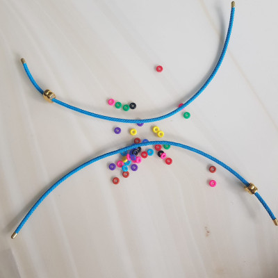 DÂY PHỐI VÒNG TAY MÀU XANH DƯƠNG DẺO CO GIÃN CÓ 2 KHOEN VÀNG  NỮ PHỐI VỚI HẠT LU ĐÁ TỰ NHIÊN CÁC LOẠI VÀO LÀM VÒNG ĐEO TAY KIỂU Ạ SIZE DÂY 3MM Ạ  NỮ VỀ ĐỂ HẠT LU VÀO Ở GIỮA RÚT DÂY VÀO 2 LỖ KHOEN VÀNG TRÊN DÂY LÀ ĐEO ĐẸP Ạ