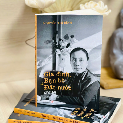 Combo Hồi Ký Nguyễn Thị Bình - Gia Đình, Bạn Bè Và Đất Nước (Bìa Mềm) + Thành Phố Hồ Chí Minh - Giờ Khắc Số 0 - Những Phóng Sự Về Kết Thúc Cuộc Chiến Tranh 30 Năm