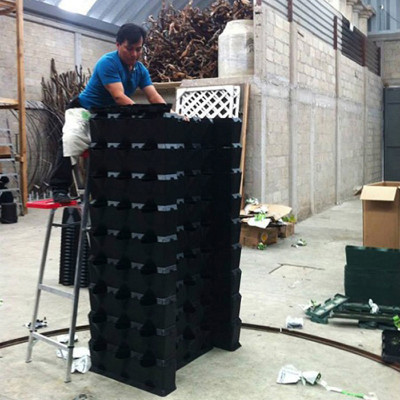 Khung Trồng Rau Đứng ban Công Minigarden Vertical Nhập Khẩu, Phong Cách Châu Âu (1m2 gồm 8 moduel Vertical,1 khay hứng nước) Chất liệu nhựa PP chống UV. Có Kèm Dây Tưới Nhỏ giọt tự động 100% với năng suất rau đạt gấp 3 lần bình thường