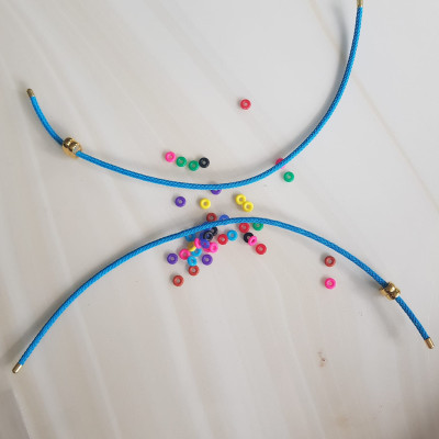 DÂY PHỐI VÒNG TAY MÀU XANH DƯƠNG DẺO CO GIÃN CÓ 2 KHOEN VÀNG  NỮ PHỐI VỚI HẠT LU ĐÁ TỰ NHIÊN CÁC LOẠI VÀO LÀM VÒNG ĐEO TAY KIỂU Ạ SIZE DÂY 3MM Ạ  NỮ VỀ ĐỂ HẠT LU VÀO Ở GIỮA RÚT DÂY VÀO 2 LỖ KHOEN VÀNG TRÊN DÂY LÀ ĐEO ĐẸP Ạ