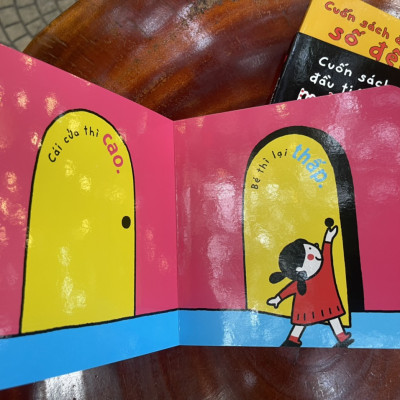 (Bìa cứng in màu bo góc – sách cho trẻ mẫu giáo) BỘ 3 CUỐN SÁCH TƯƠNG PHẢN-Cuốn sách đầu tiên về màu sắc-Cuốn sách đầu tiên về đối lập-Cuốn sách đầu tiên về số đếm -  - Thùy Cốm - Thuỳ Cốm & Thuý Hường minh hoạ - NXB Hà Nội – Crabit Kidbooks