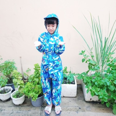 Bộ áo quần  đi mưa  cho bé từ  3  - 5 tuổi  , vải dù  chống thấm , siêu bền  , áo mưa có túi đựng xinh xắn , giao màu ngẫu nhiên