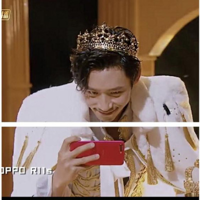 Vương miện nam vương tròn màu trắng Hoa văn đính đá cao 8 cm