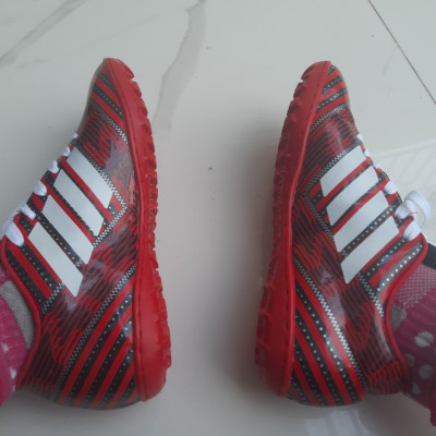 GIÀY ĐÁ BÓNG SÂN CỎ NHÂN TẠO 13C ĐỎ ĐÃ MAY ĐẾ