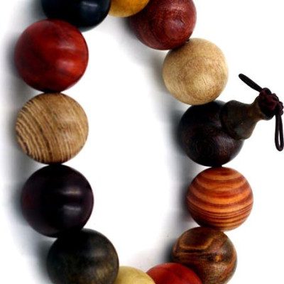 Vòng tay chuỗi hạt gỗ Đàn hương 8 màu 18 ly