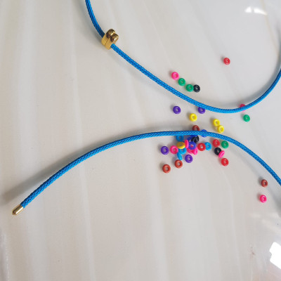 DÂY PHỐI VÒNG TAY MÀU XANH DƯƠNG DẺO CO GIÃN CÓ 2 KHOEN VÀNG  NỮ PHỐI VỚI HẠT LU ĐÁ TỰ NHIÊN CÁC LOẠI VÀO LÀM VÒNG ĐEO TAY KIỂU Ạ SIZE DÂY 3MM Ạ  NỮ VỀ ĐỂ HẠT LU VÀO Ở GIỮA RÚT DÂY VÀO 2 LỖ KHOEN VÀNG TRÊN DÂY LÀ ĐEO ĐẸP Ạ