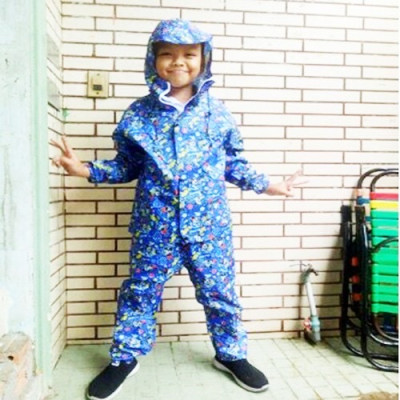 Áo mưa bộ cho trẻ từ 3  -  5 tuổi   , họa tiết hoạt hình dễ thương , vải dù cao cấp  ,siêu bền , chống thấm nước ,  có túi đựng xinh xắn ,giao màu ngẫu nhiên