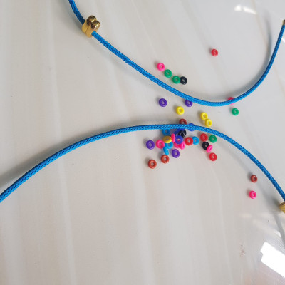 DÂY PHỐI VÒNG TAY MÀU XANH DƯƠNG DẺO CO GIÃN CÓ 2 KHOEN VÀNG  NỮ PHỐI VỚI HẠT LU ĐÁ TỰ NHIÊN CÁC LOẠI VÀO LÀM VÒNG ĐEO TAY KIỂU Ạ SIZE DÂY 3MM Ạ  NỮ VỀ ĐỂ HẠT LU VÀO Ở GIỮA RÚT DÂY VÀO 2 LỖ KHOEN VÀNG TRÊN DÂY LÀ ĐEO ĐẸP Ạ