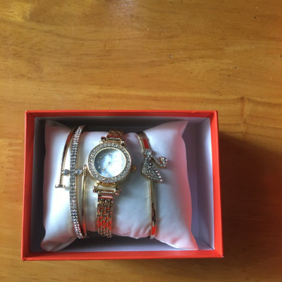 Combo hộp   3 món  đeo tay  xinh xắn  phong cách thanh lịch thời trang  sang trọng quý phái cho nữ