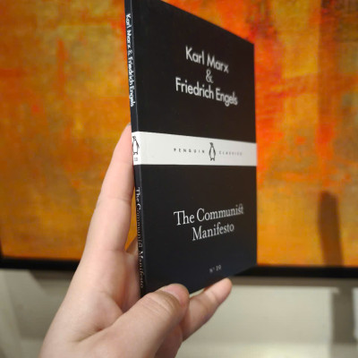 Sách - Communist Manifesto Paperback by Karl Marx, Friedrich Engels/Politics & Social Sciences/The Little Black Classics