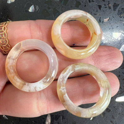 Nhẫn Nữ mới Đá Mã Não Bông Bông Vàng Trắng Đều Bóng Đẹp Ni 18mm Cao 7mm Dầy 4mm Chị em Nữ mệnh Kim mệnh Thủy mệnh Thổ đeo lên tay xinh xắn may mắn ạ