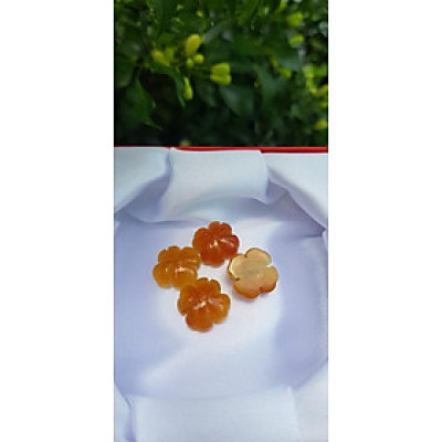 Mặt Bông Hoa cỏ 4 lá màu vàng cam nữ phối vòng tay,làm mặt nhẫn Chất liệu đá cẩm thạch size hạt 14mm x dầy 6mm Nữ về phối với vòng tay của mình đeo hay làm mặt nhẫn mặt dây chuyền đeo xinh ạ