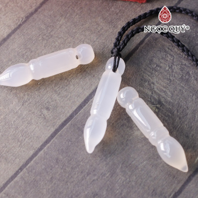Mặt dây chuyền hình bút thư pháp đá mã não trắng 41x9mm mệnh thủy, kim - Ngọc Quý Gemstones