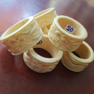 Nhẫn Càn Long Chạm Rồng Nam Giả Ngà hay Xương Mỹ Nghệ màu trắng Ni 20mm Cao 14mm Dầy 3mm Dành Cho Các Anh Nam đeo nhẫn ngón tay cái hay bất kỳ ngón tay nào ni lọt vừa tay là 20mm rẻ vẫn đẹp như thường ạ