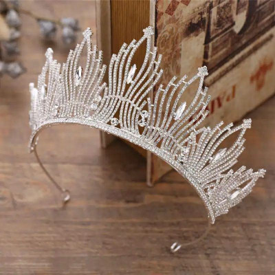 Vương miện cô dâu hoạ tiết mắt phượng độc đáo ấn tượng