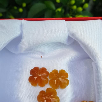 Mặt Bông Hoa cỏ 4 lá màu vàng cam nữ phối vòng tay,làm mặt nhẫn Chất liệu đá cẩm thạch size hạt 14mm x dầy 6mm Nữ về phối với vòng tay của mình đeo hay làm mặt nhẫn mặt dây chuyền đeo xinh ạ
