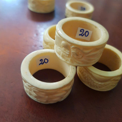 Nhẫn Càn Long Chạm Rồng Nam Giả Ngà hay Xương Mỹ Nghệ màu trắng Ni 20mm Cao 14mm Dầy 3mm Dành Cho Các Anh Nam đeo nhẫn ngón tay cái hay bất kỳ ngón tay nào ni lọt vừa tay là 20mm rẻ vẫn đẹp như thường ạ