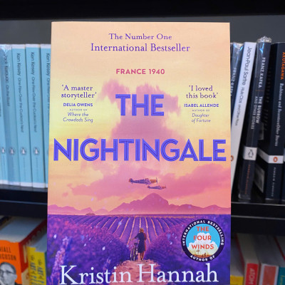 Sách - The Nightingale by Kristin Hannah / Historical Literature & Fiction / Tiểu thuyết tiếng Anh