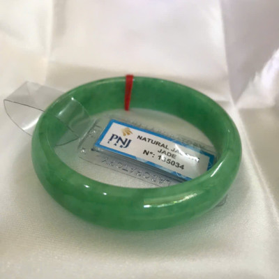 Vòng Tay Nữ Đá Ngọc Cẩm Thạch Tự Nhiên Bản Hẹ Sịn Đậu Lý Sao Ni 48mm Cao 12mm Dầy 6mm đã kiểm định kèm giấy chứng nhận P No 185034 Màu Xanh ngọc lý tươi bóng đều đẹp nữ tay nhỏ 35kg - 48kg ạ 