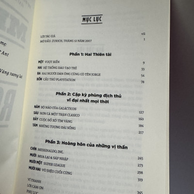 MESSI VS. RONALDO SỰ ĐỐI ĐẦU CỦA HAI CẦU THỦ VĨ ĐẠI VÀ KỶ NGUYÊN TÁI TẠO BÓNG ĐÁ THẾ GIỚI – Nhiều tác giả -Nguyễn Dương Hiếu & Phạm Hoàng Lan dịch-  NXB Trẻ