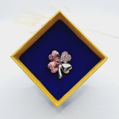 CÀI ÁO HOA 4 CÁNH ĐÁ HỒNG