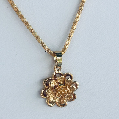 Set Mặt Dây Chuyền Mạ Vàng 18K Đúc Hình Hoa Mai 4 Tầng, Kèm dây chuyền Mạ vàng 18K và hộp đựng trang sức.