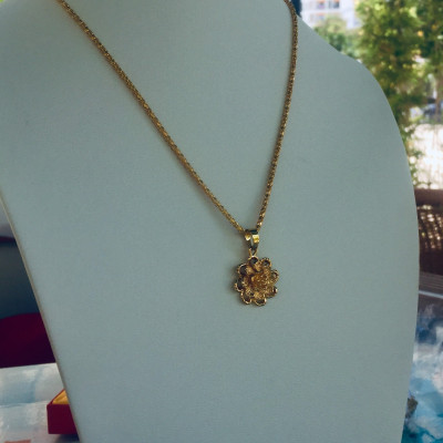 Set Mặt Dây Chuyền Mạ Vàng 18K Đúc Hình Hoa Mai 4 Tầng, Kèm dây chuyền Mạ vàng 18K và hộp đựng trang sức.