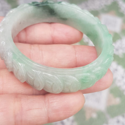 Vòng tay đá ngọc Cẩm Thạch dãy Đồng Tiền Tự nhiên Size 48mm x cao 13mm x dầy 7mm Màu trắng bóng ngọc ngà điểm xanh nhẹ đẹp may mắn tài lộc Nữ mệnh kim mệnh thủy tay nhỏ 35kg - 48kg đeo ạ