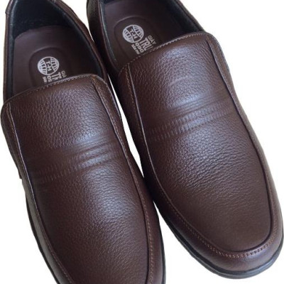 Giày tây nam Trường Hải da bò thật mềm mại không bong tróc không dây mũi tròn màu nâu đế cao su không trơn GT0423