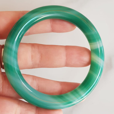 Vòng tay đá mã não xanh vân sọc trắng nhẹ mới Ni 53mm x cọng 9mm Vòng màu xanh ngọc đậm đều vân sọc đẹp ạ Nữ 52kg - 58kg đeo mệnh Mộc hỏa thủy ạ