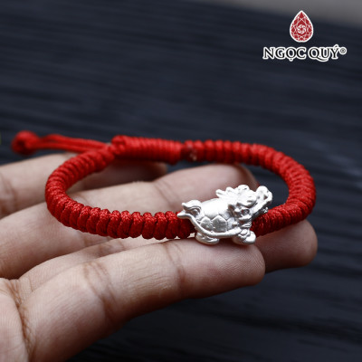 Vòng tay thắt dây đỏ phối charm long quy bạc - Ngọc Quý Gemstones
