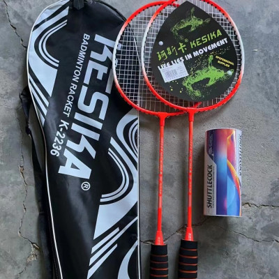 Bộ 2 vợt   đánh cầu lông hợp kim  kèm túi , tặng 3 quả cầu ,khung và cán được làm bằng chất liệu cao cấp siêu bền , tay cầm bằng gỗ lót nệm , giúp cầm nắm chắc chắn ,vận động tốt cho sức khỏe