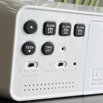 Đồng hồ Rhythm LCT097NR03 – KT 15.0 x 8.8 x 5.0cm / 190g. Vỏ nhựa. Dùng Pin.