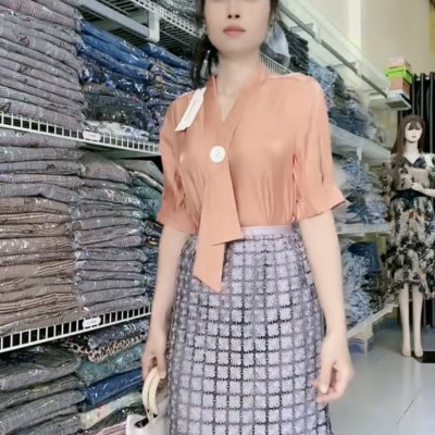 Set áo sơ mi và chân váy hoa siêu xinh.