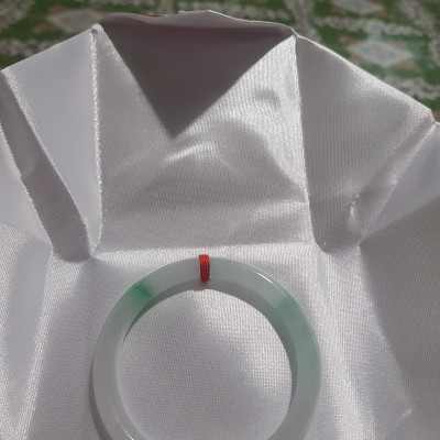 Vòng cẩm thạch tự nhiên Lý A 51mm x 7mm  Màu Trắng Bóng 2 điểm xanh lý nhẹ đẹp sang  Nữ Mệnh Kim mệnh Thủy 50kg - 57kg ạ