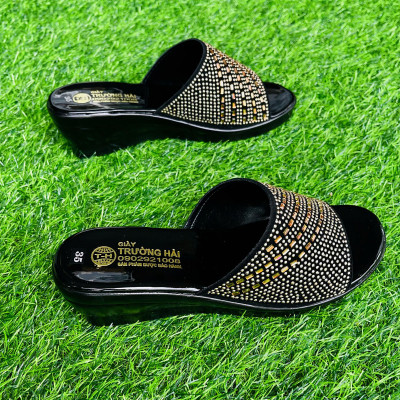 Dép nữ trung niên đế xuồng 5cm Trường Hải màu đen đính đá DN125