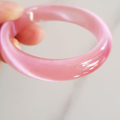 Vòng tay nữ đá mắt mèo hồng bản hẹ mới Ni 53mm x cao 13mm x dầy 7mm nữ 50kg - 57kg đeo màu hồng hồng nhẹ xinh tươi đẹp rẻ lắm chuẩn hợp nữ mệnh hỏa mệnh thổ ạ