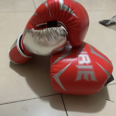 Găng tay đấm bốc -Boxing Conrie KB351, đệm lót mút xốp EVA loại đặc, tính thẩm mỹ và độ đàn hồi tốt,  khóa dính ở cổ tay chắc chắn thuận tiện cho người sử dụng