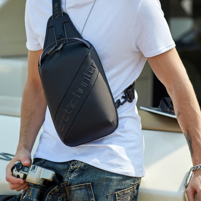 Túi đeo chéo nam cao cấp phong cách châu âu  – BEE GEE DCN9322