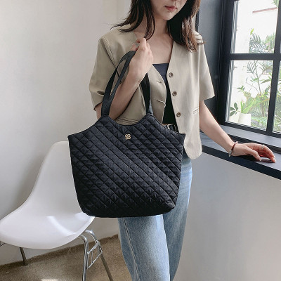 Túi  thời trang công sở , có thể kẹp nách hoặc đeo vai ,có nút đính kim loại đựng được nhiều đồ cá nhân ,mỹ phẩm vô cùng tiện lợi  