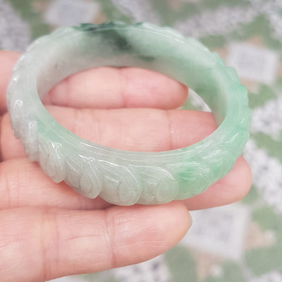 Vòng tay đá ngọc Cẩm Thạch dãy Đồng Tiền Tự nhiên Size 48mm x cao 13mm x dầy 7mm Màu trắng bóng ngọc ngà điểm xanh nhẹ đẹp may mắn tài lộc Nữ mệnh kim mệnh thủy tay nhỏ 35kg - 48kg đeo ạ