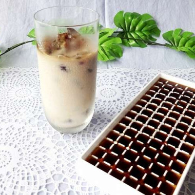 Combo khay làm đá Yukipon 84 viên có nắp đậy + set 150 chiếc ống hút φ5x180mm - nội địa Nhật Bản