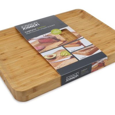 Thớt tre Joseph Joseph cut & curve - JJ601428, thiết kế hoàn hảo giữ thớt ở vị trí mong muốn không bị trượt trong quá trình sử dụng