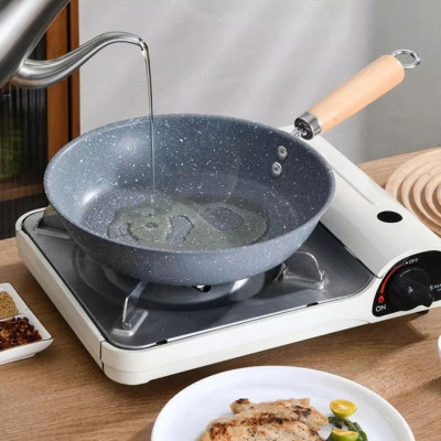 Chảo Chống Dính Vân Đá Có Tay Cầm Bằng Gỗ, Đáy Tròn, Phù Hợp Mọi Loại Bếp Giúp Bạn Nấu Ăn Một Cách Thuận Tiện