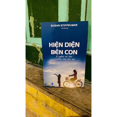 Hiện Diện Bên Con - Ý nghĩa tối hậu của việc làm cha mẹ (Susan Stiffelman)
