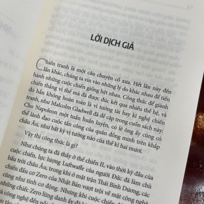 (Tác giả bán chạy do New York Times bầu chọn) THE BOMBER MAFIA: GIẤC MƠ, CÁM DỖ VÀ ĐÊM DÀI NHẤT TRONG THẾ CHIẾN II - Malcolm Gladwell - Nguyễn Bình Thành - Thới Ngọc Tuấn Quốc dịch - Saigonbooks – Nxb Thế Giới (Bìa mềm)