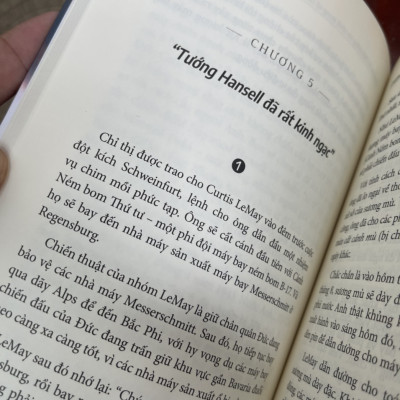 (Tác giả bán chạy do New York Times bầu chọn) THE BOMBER MAFIA: GIẤC MƠ, CÁM DỖ VÀ ĐÊM DÀI NHẤT TRONG THẾ CHIẾN II - Malcolm Gladwell - Nguyễn Bình Thành - Thới Ngọc Tuấn Quốc dịch - Saigonbooks – Nxb Thế Giới (Bìa mềm)