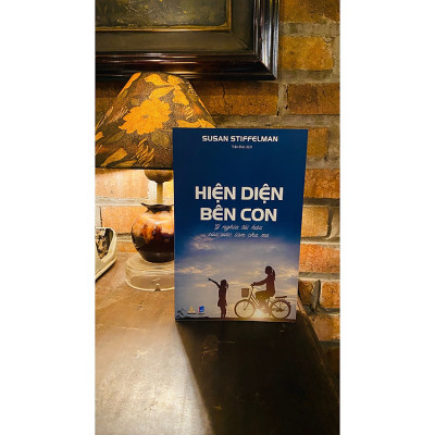 Hiện Diện Bên Con - Ý nghĩa tối hậu của việc làm cha mẹ (Susan Stiffelman)